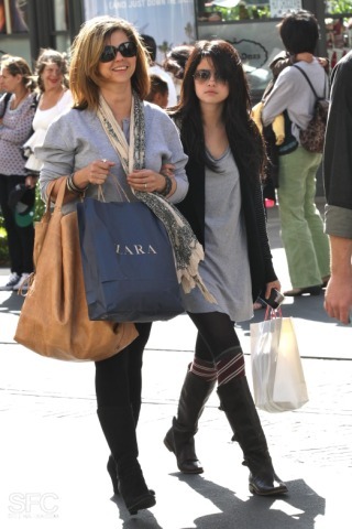  post pic for selena gomez with her mum