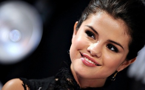 ***Post Pic Of Selena On Red Carpet...Props...***