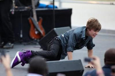  POST A PICTURE OF J BIEBER WEARING A PURPLE SHOES