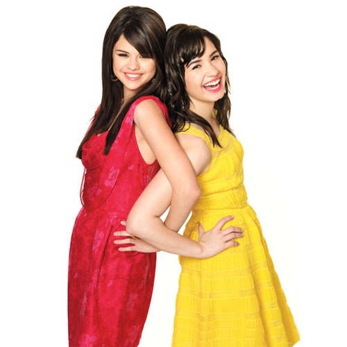  Post a big pic of Selena with one of two of her friends. complimenten to my favourites :)My example. Deadline 6/11/2011