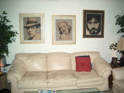  I have 3 original charcoals signed দ্বারা "Karyn", that I purchased in Carmel, Calif. in 1978. They depict Hollywood memoralbia, (1940's thru 1970'S) Bogart, Marilyn and Al Pacino, (images attached)