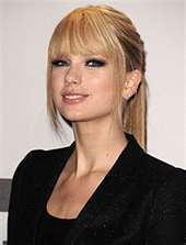 Why did Taylor straighten her hair in 2010/2011?