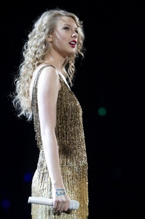  Post best picture of Taylor on Stage! Props!