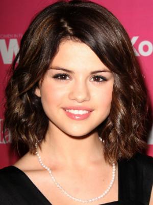 Post a pic selena gomaz with short hair..