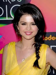 Post a pic of selena with plaited hair......***PROPS***........