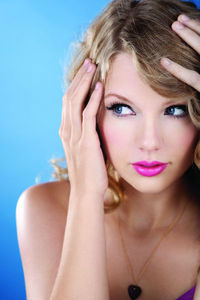  Please post a pic of Taylor having colored lips (except red)<13