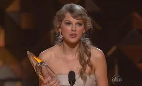 post a picture of taylor holding a awards