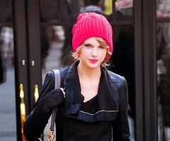 Please post a pic of Taylor wearing a cap<13