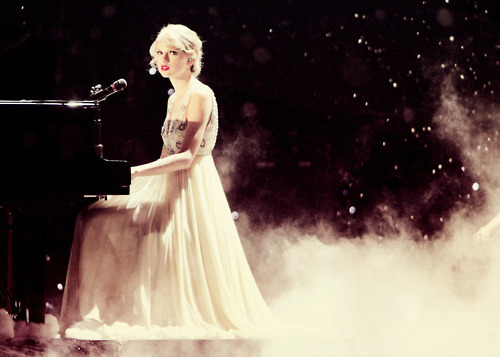 Post a picture of Taylor playing Pianoforte