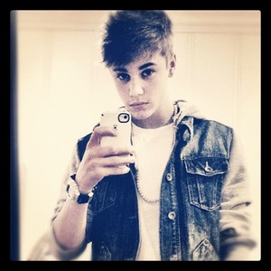 Post A Pic Of Justin Takin A Pic Of Himself With His Phone, Props(: