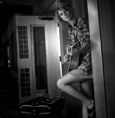  POst a BLAck-and-WHIte picture of TAYlor♥.♥ *props*