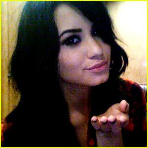 Post a pisture of Demi Lovato with BALCK HAIR...!