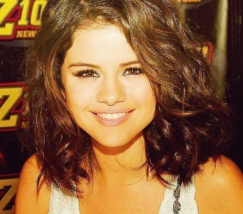 Post a pic of Selena smiling 