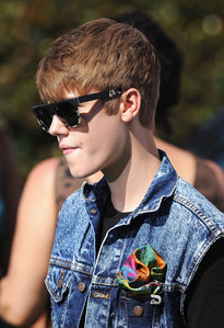 POST A PICTURE OF JUSTIN WEARING SUNGLASSES*PROPS*