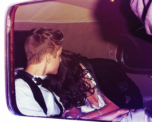 Post a rare pic of Selena and Justin! Props for everybody <3