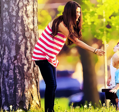 Post a pic of Selena with kids or kid :) Props for everybody <3
