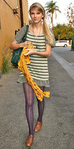 Please post a pic of Taylor wearing tights <13
