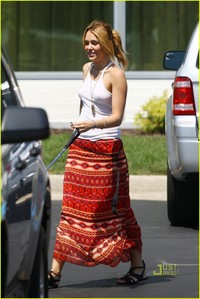 post pics of Miley in skirt