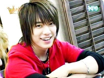  Post a picture of Donghae with a cute smile..
