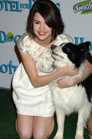  Post a pic of Selena with an animal!!!!!!