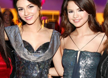add a picture of selena and victoria justce props 4 every1