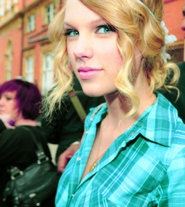 poost a pic of taylor with realy blue eyes 