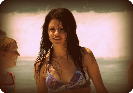 Post a piC with Selena which have wet hairs...            props<3