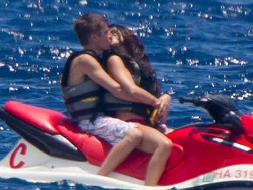  post a pic of selly with jb