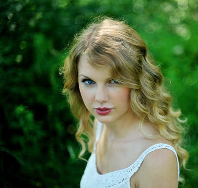  POst a pic of TaYLor wearing WhiTE. *props*