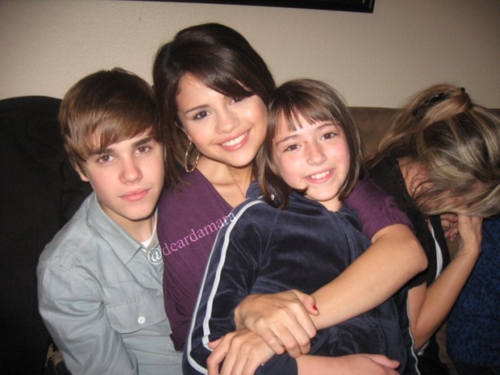 POST A PICTURE OF SELENA GOMEZ SITTING ON JUSTIN BIEBER'S LAP