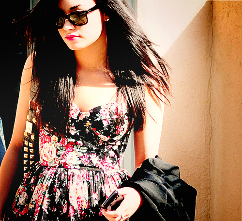  Post a picture of Demi Lovato with sunglasses...