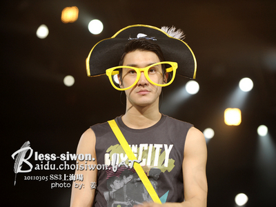 {CONTEST} Post a pick of siwon doing something cute OR funny 