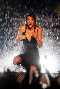 post a picture of taylor in the rain 