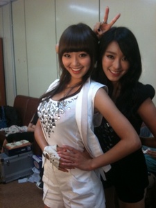  Post a picture of Hyorin with another member of Sistar!