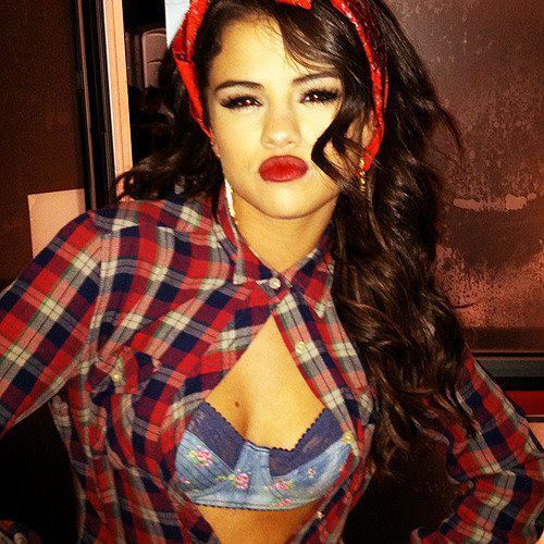 Post a piC of Sel with reD lips..!