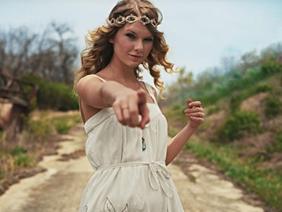 Post a pic of Taylor pointing at someone یا something