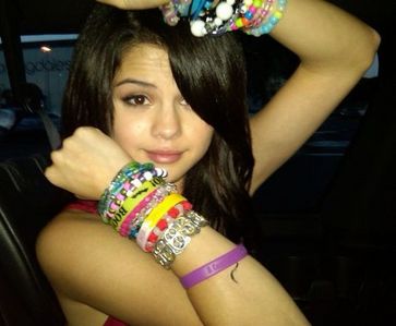 Post a pic of Selena wearing lots of bracelets