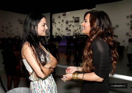 Post Pic Of Demi Talking With Someone!