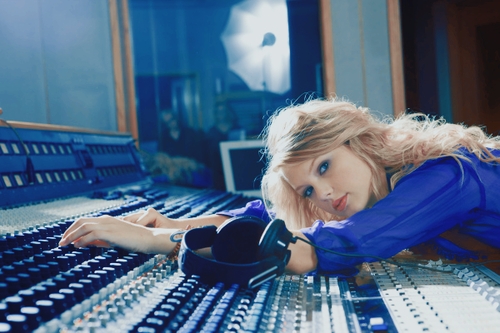 Post a pic Of taylor Wearing somethin blue: PROPS!