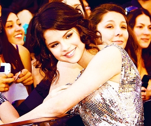 Post A Pic Of Selena In GLitter.. Props<3