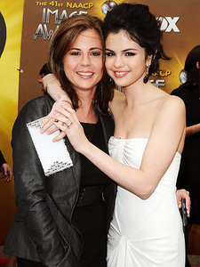  post a pic of selena with her mother