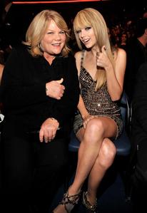  PoSt A pIc Of TaYlOr WiTh HeR mOm