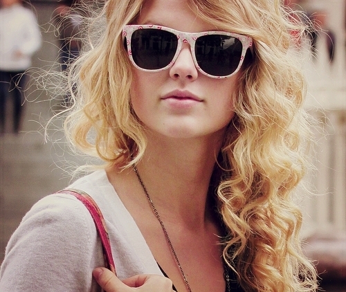 post a pic of tay wearing sunglass :)