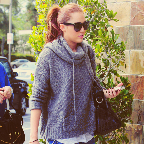 POST A PICTURE OF  MILEY CYRUS WEARING GLASSES  $props$ 