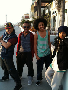  If the mindless behavior boy u liked was payed 2 tarehe u would u stay with him? Why au why not?