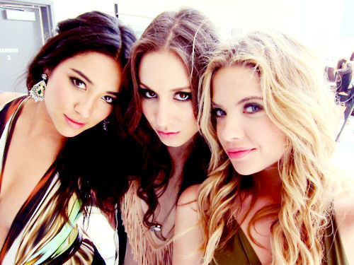  Heyy , does anyone know where can i watch online PLL season 2 ?