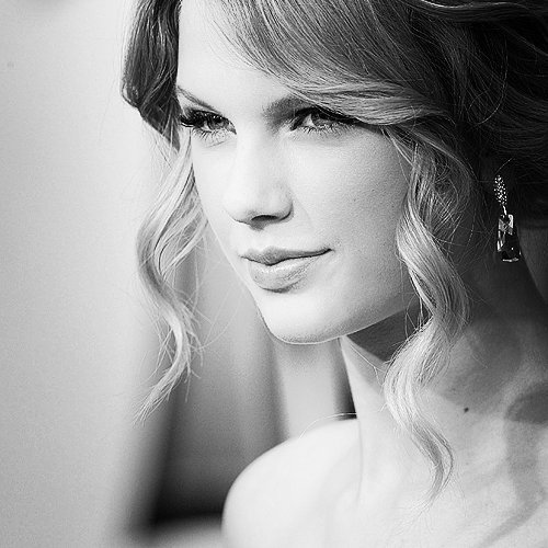 post a  a black and white picture of taylor swift