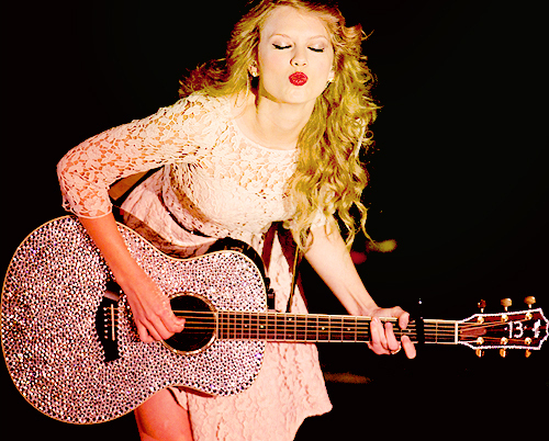  Post a pic of taylor having her eyes closed!*props*
