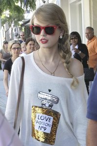  Post a pick of Taylor wearing sunglasses