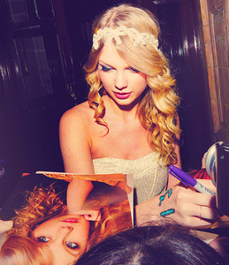 Post a pic of Tay signing autographs!:)